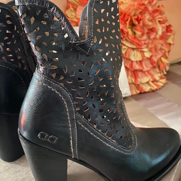 Woman’s boots - Picture 2 of 5